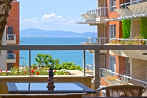 Cozy apartment with sea view and free parking